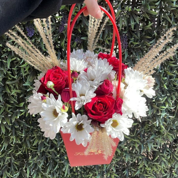 Композиция в коробке «Волшебный сад»  в Партените