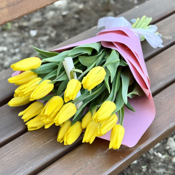 21 желтый тюльпан в Партените