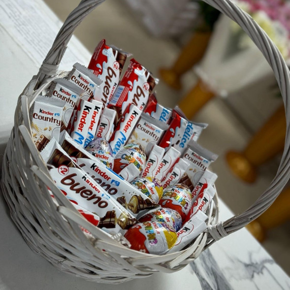 Корзина из сладостей Киндер в Партените