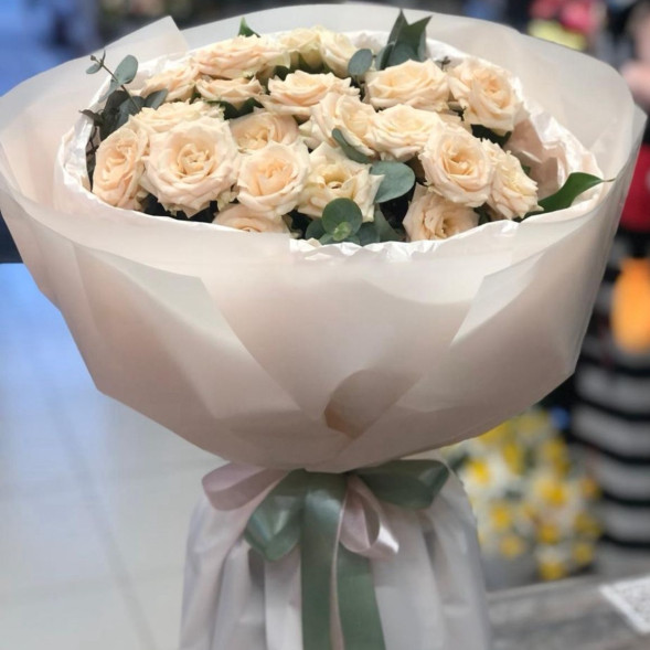 7 кремовых кустовых роз с эвкалиптом в Партените