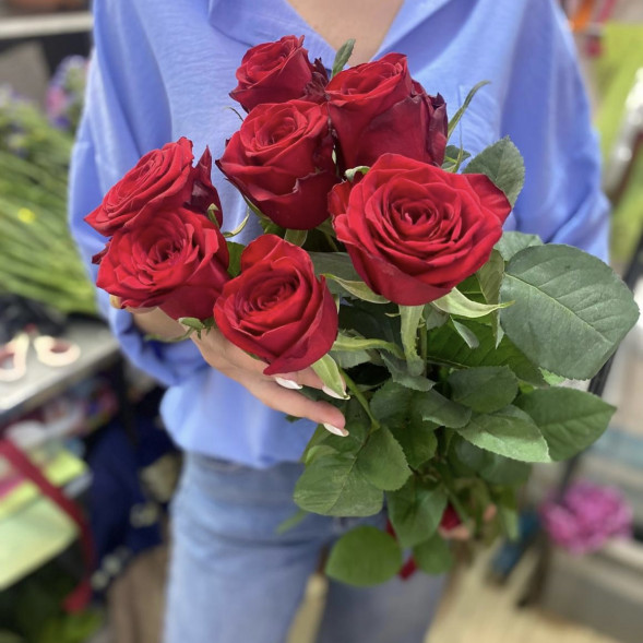 Букет 7 красных роз в Партените