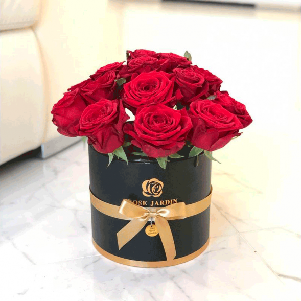 15 красных роз в шляпной коробке в Партените