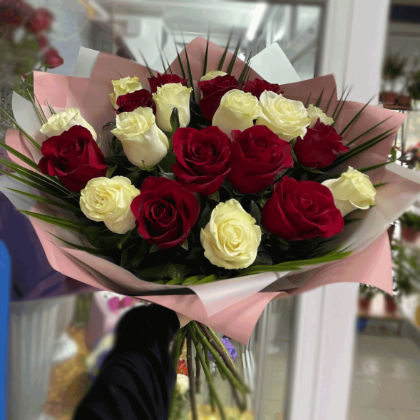 21 красная и белая роза микс в Партените
