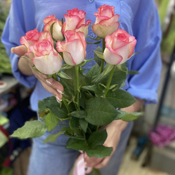 Букет 7 розовых роз в Партените