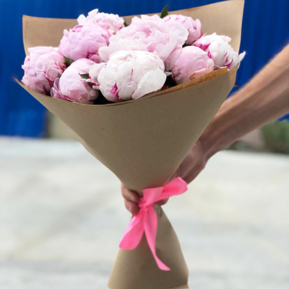 Букет 9 нежных пионов в крафте в Партените