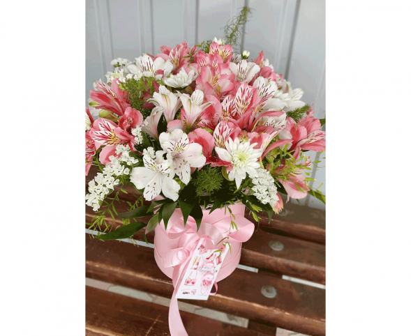 Нежный микс альстромерий в шляпной коробке в Партените