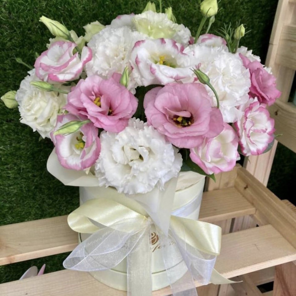 Коробочка с эустомами в Партените