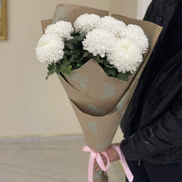 Букет 7 белых одноголовых хризантем в крафте в Партените