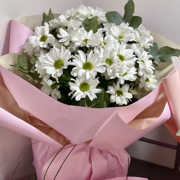 Букет  из 7 белых кустовых хризантем в упаковке в Партените