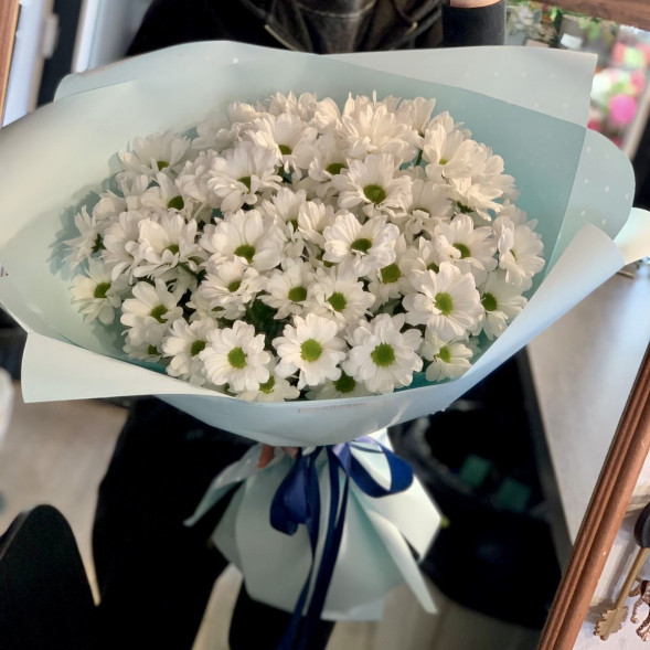 Букет 7 белых кустовых хризантем в Партените