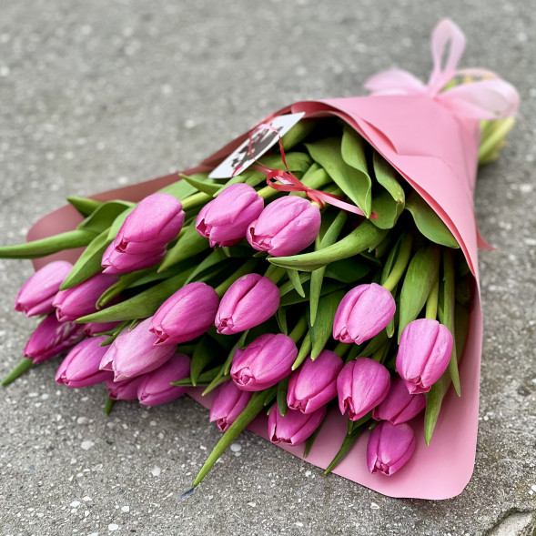 21 розовый тюльпан в Партените