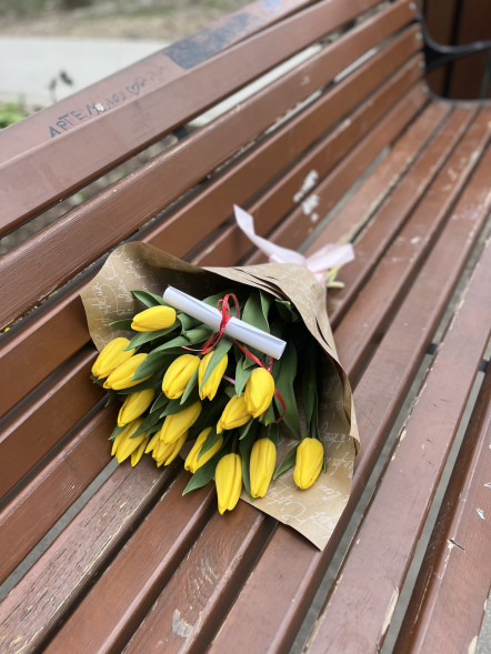 15 жёлтых тюльпанов в Партените