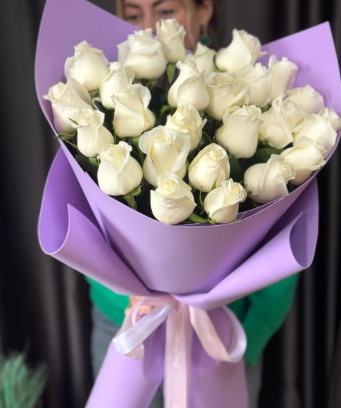 25 белых роз в упаковке Эквадор в Партените