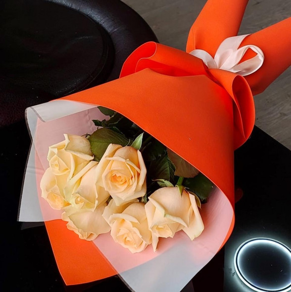 Букет 7 кремовых роз в упаковке в Партените