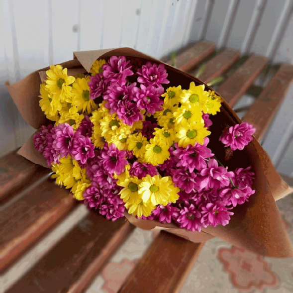 Букет 7 жёлтых и розовых хризантем микс в Партените