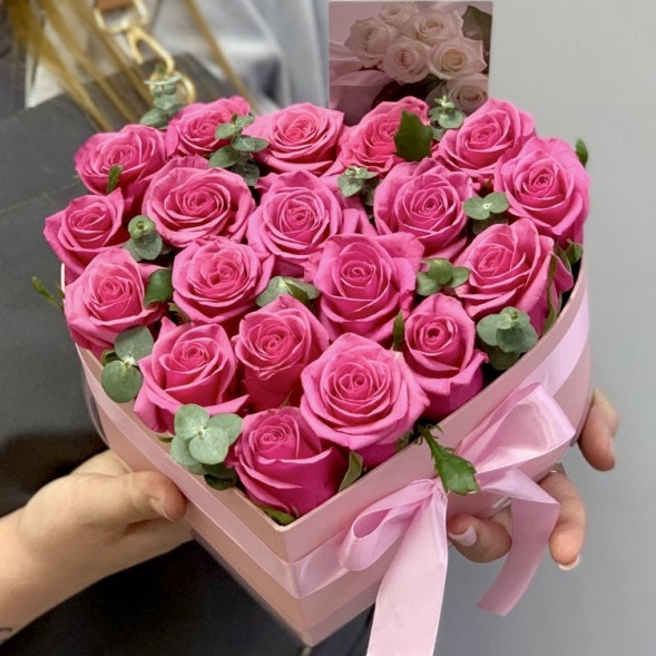 Розы в коробке «Сердце» в Партените