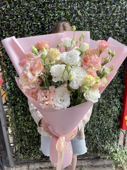 Букет 7 белых и нежно-розовых эустом в Партените