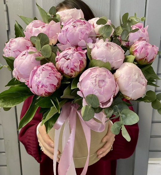 Пионы 13 шт. в шляпной коробке в Партените