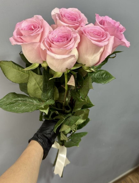 5 розовых роз, лента (Импортные) в Партените