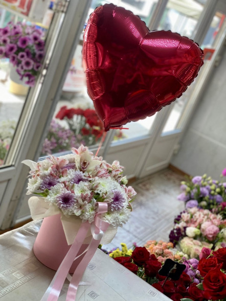 Цветы в коробке и шарик в форме сердца в Партените