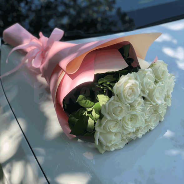 15 белых роз, лента в Партените