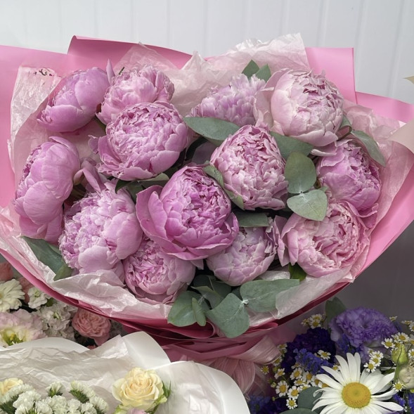 Букет 13 нежных пионов в упаковке в Партените