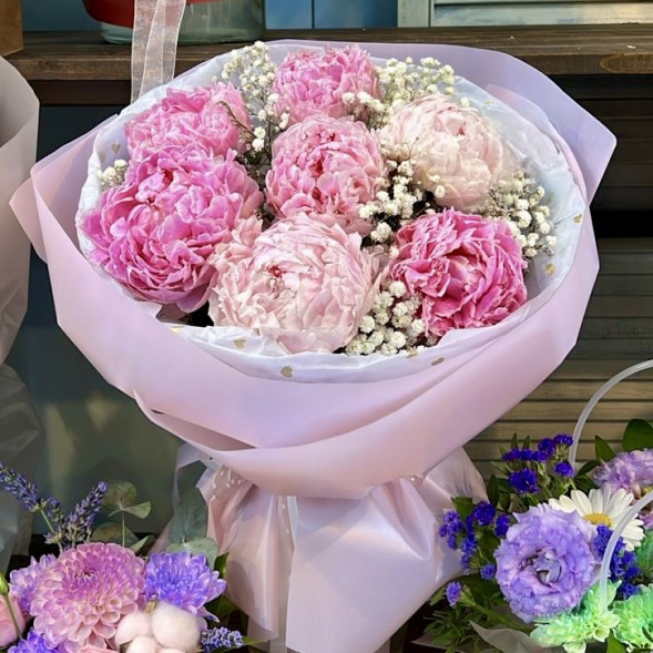 Букет 7 нежных пионов с гипсофилой в Партените