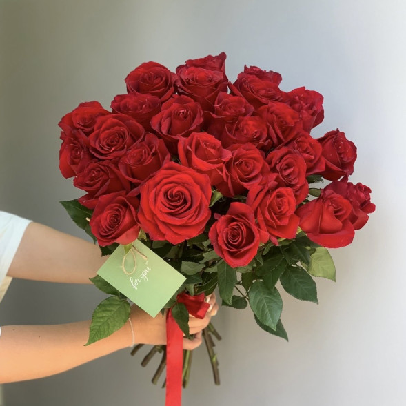 27 красных импортных роз, лента в Партените