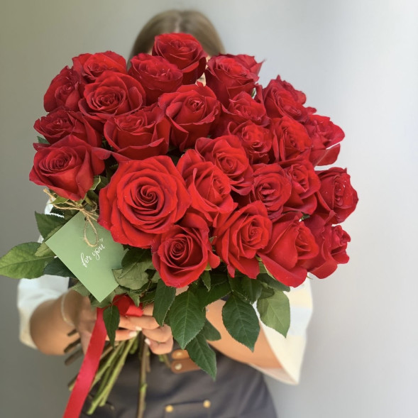 27 красных импортных роз, лента в Партените