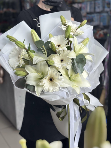 Букет с лилией и герберами в Партените