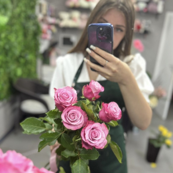 Букет 5 розовых роз в Партените