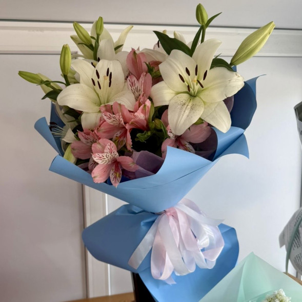 Букет из лилий и альстомерий в Партените