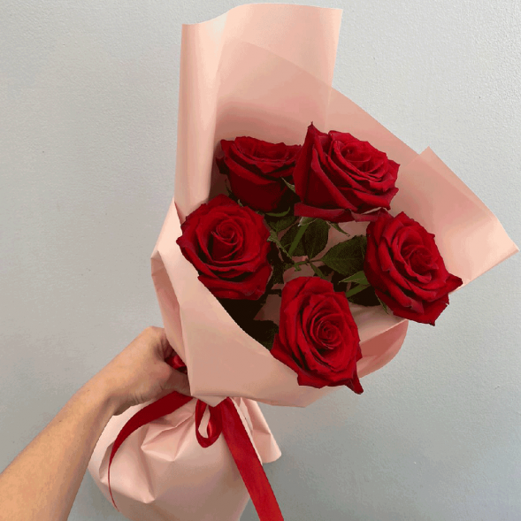 Стильный букет 5 красных роз в Партените