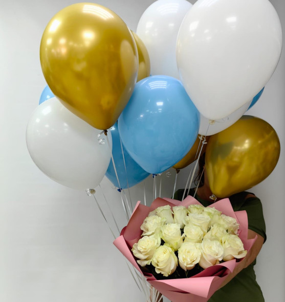 Букет 15 белых роз и 15 гелиевых шаров в Партените