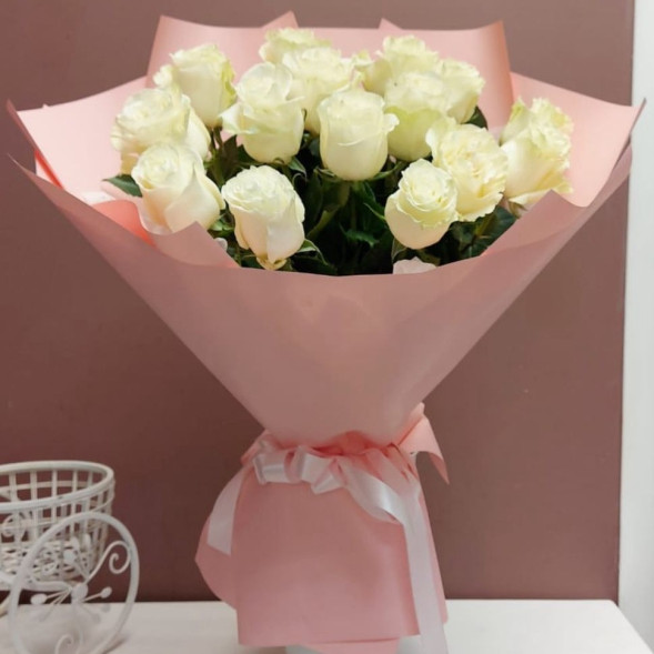 Букет 15 белых голландских роз в упаковке в Партените