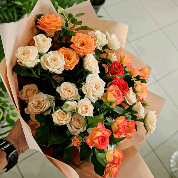 Букет 7 кустовых роз в Партените