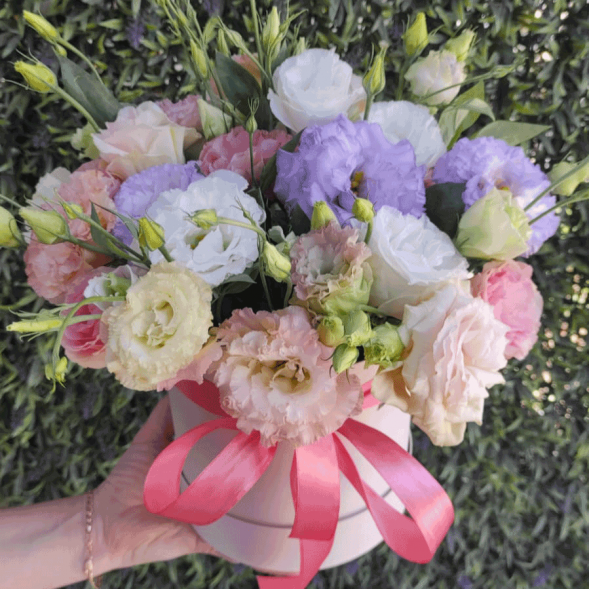 Нежный микс эустом в шляпной коробке в Партените