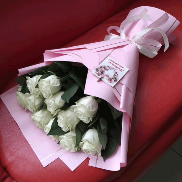 Букет 11 белых роз в упаковке в Партените